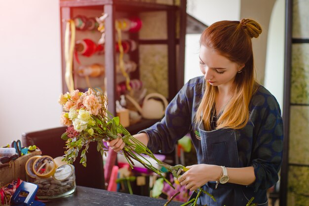 Florista organizando algumas flores