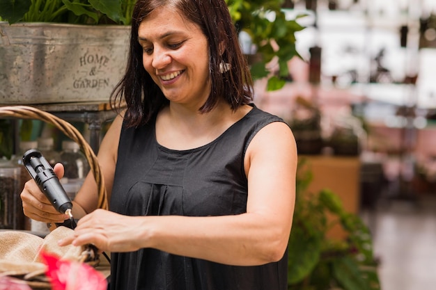 Florista proprietária de uma pequena empresa hispânica mulher média decoração de arranjos florais