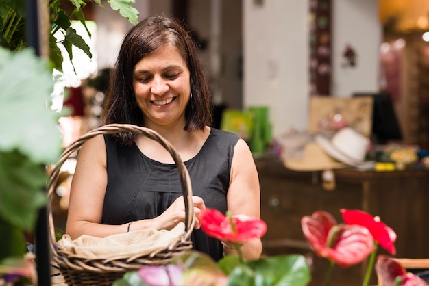 Florista proprietário de uma pequena empresa hispânica decoração de arranjo floral de mulher média