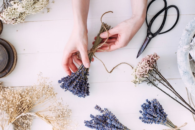 Un florista que trabaja con flores secas