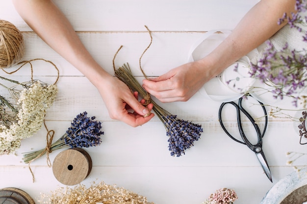 Un florista que trabaja con flores secas