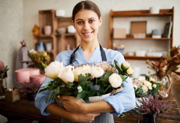 Florista segurando o buquê de flores