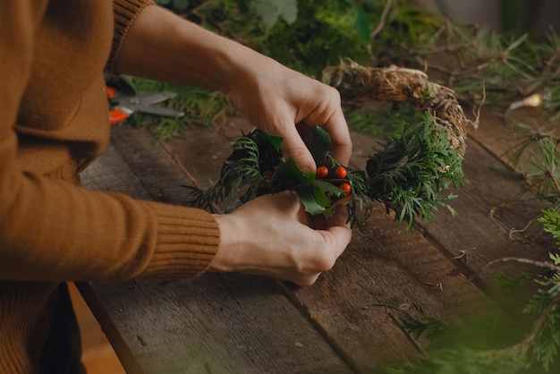 Florista trabalhando em floricultura fazendo decoração de casa de inverno