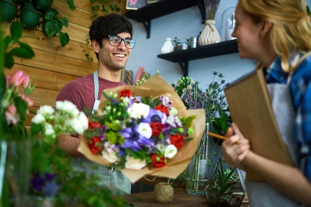 Floristas hablando