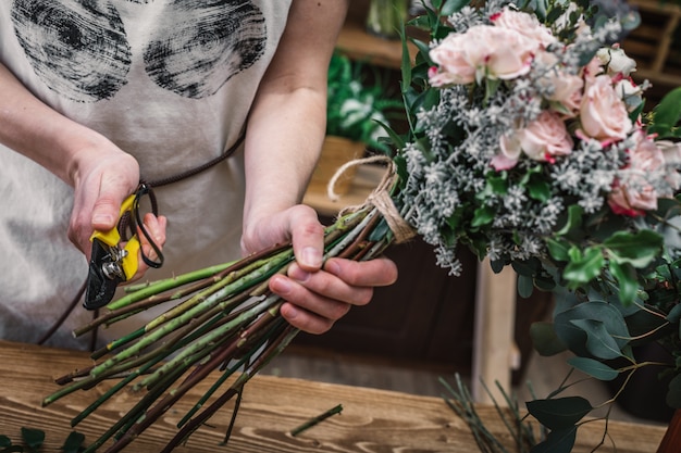 Floristas profesionales haciendo ramos de flores.