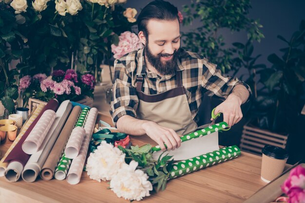 Floristería barbudo trabajando en su florería