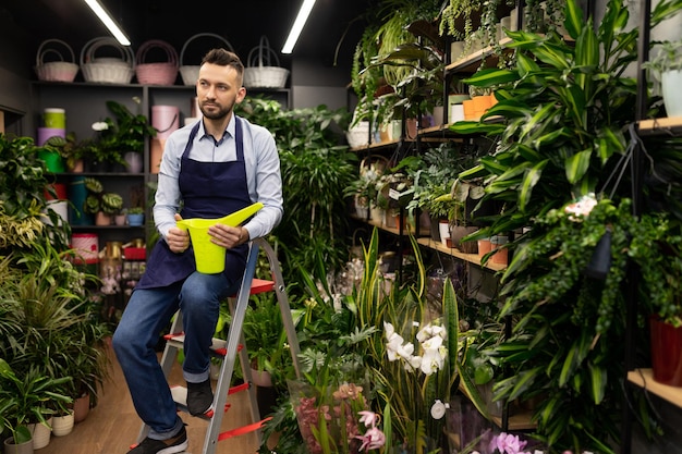 Una floristería cansada después de un duro día en una floristería fresca