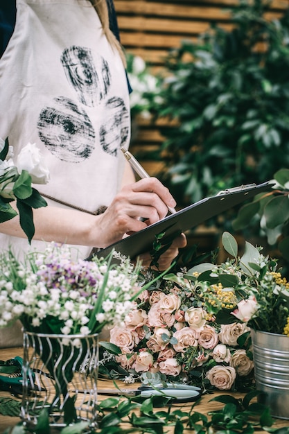 Foto floristería cuenta y registra flores