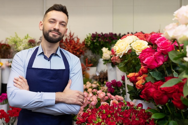 Floristería experimentada en el fondo del refrigerador con flores frescas