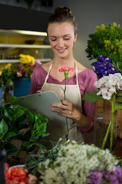 Floristería femenina manteniendo registro en el portapapeles