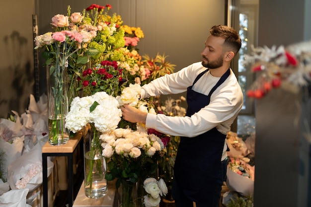 La floristería en el frigorífico se ocupa de los ramos de flores en jarrones.