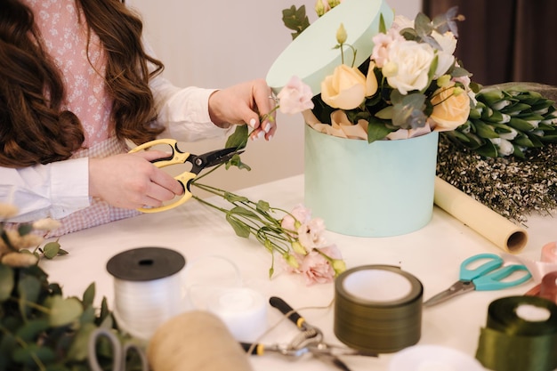 Floristería hacer ramo para un negocio de flores de familia de vacaciones hermoso detalle de composición de flores