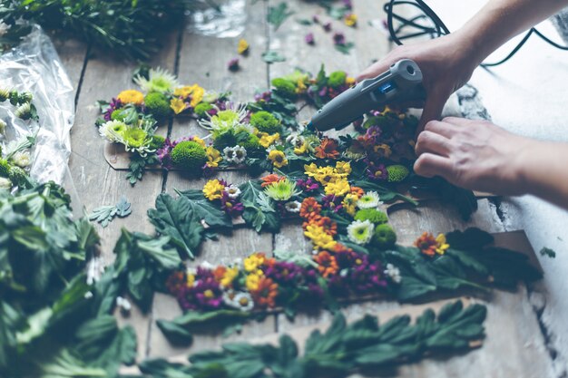 Floristeria haciendo decoracion de flores.