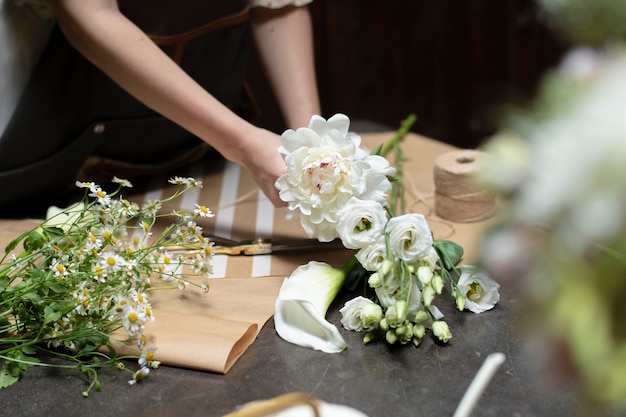 Floristería haciendo ramos de flores en una florería