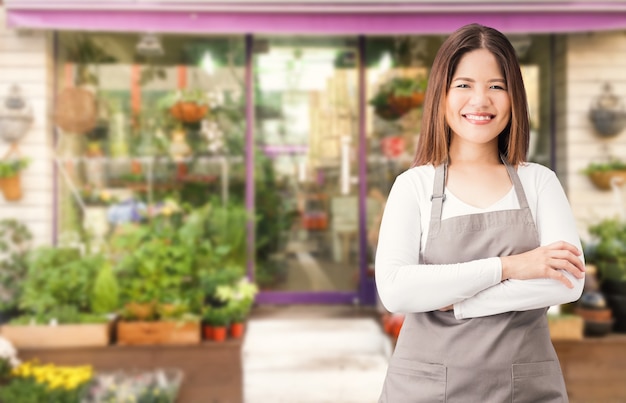 Floristería mujer asiática con fondo de floristería