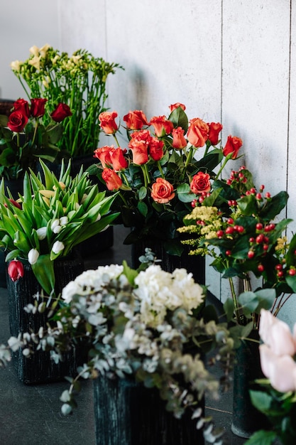 Una floristería con un ramo de rosas.