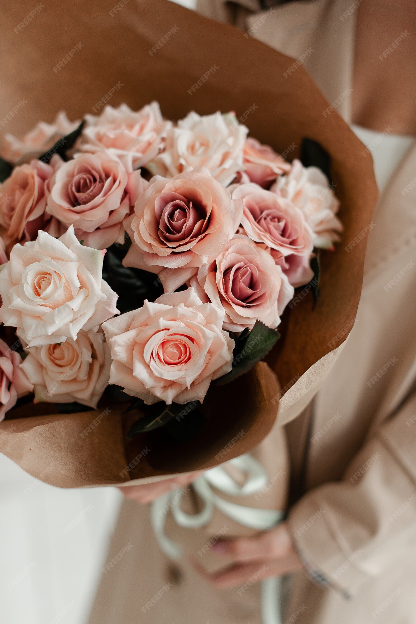 La floristería sostiene un ramo de flores artificiales hechas de rosas. flores decorativas como regalo. ramo de flores artificiales. | Foto Premium La floristería sostiene un ramo de flores artificiales hechas de rosas. flores decorativas como regalo. ramo de flores artificiales. | Foto Premium
