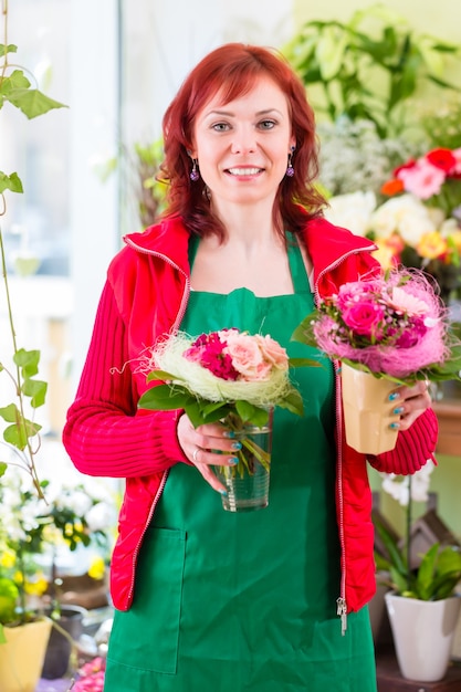 Floristería vendiendo flores y ramos de flores en la tienda