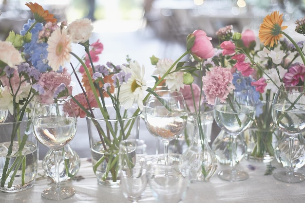 Florística Decoração floral do casamento em tons pastéis Muitas flores em vasos e vasilhas diferentes