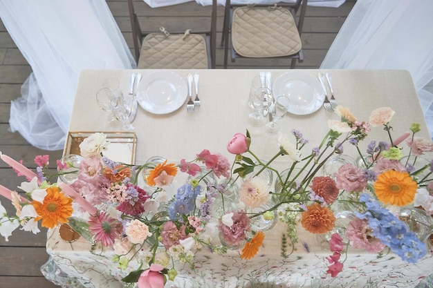 Foto florística decoração floral do casamento em tons pastéis muitas flores em vasos e vasilhas diferentes