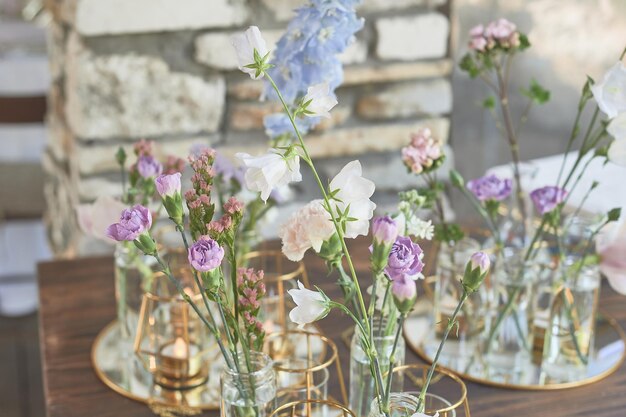 Foto florística decoração floral do casamento em tons pastéis muitas flores em vasos e vasilhas diferentes