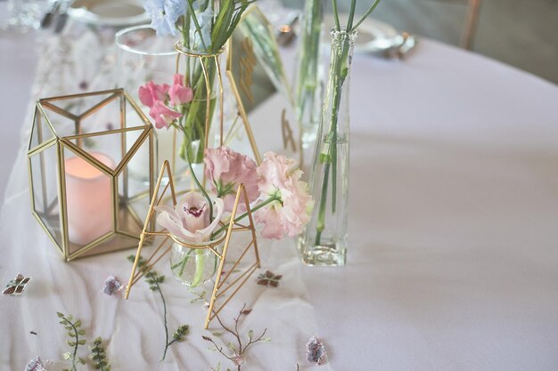 Foto florística decoración floral de la boda en colores pastel muchas flores en diferentes jarrones y vasijas