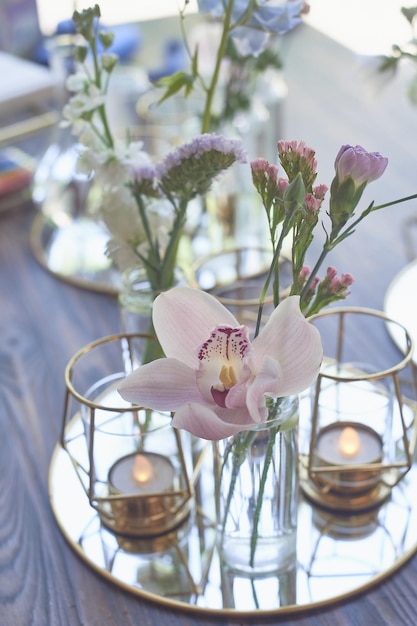 Foto florística decoración floral de la boda en colores pastel muchas flores en diferentes jarrones y vasijas