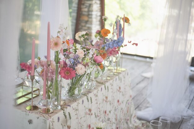 Floristik Blumendekoration zur Hochzeit in Pastellfarben Viele Blumen in verschiedenen Vasen und Gefäßen