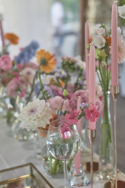 Floristik Blumendekoration zur Hochzeit in Pastellfarben Viele Blumen in verschiedenen Vasen und Gefäßen