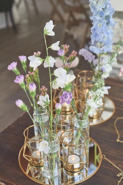 Floristik Blumendekoration zur Hochzeit in Pastellfarben Viele Blumen in verschiedenen Vasen und Gefäßen