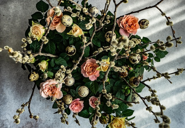 Foto floristische innenkomposition mit rosen und weide