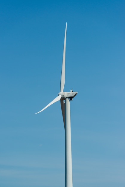 Floß im Meer und Windkraftanlagen in Aracati in der Nähe von Fortaleza Ceara Brasilien