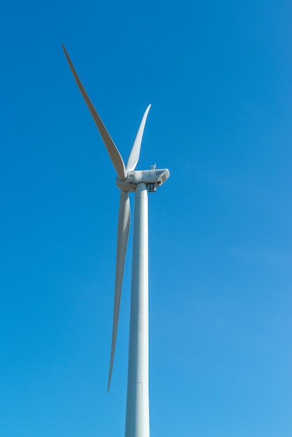 Floß im Meer und Windkraftanlagen in Aracati in der Nähe von Fortaleza Ceara Brasilien