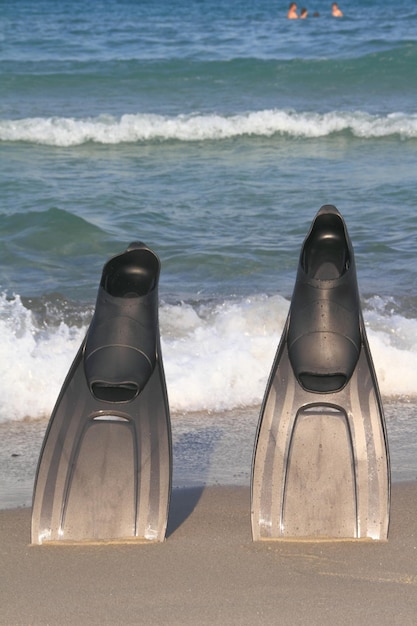 Flossen im Sand am Strand