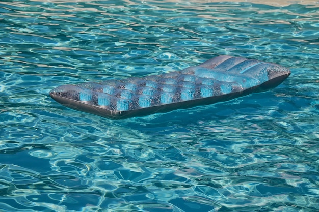 Flota de la piscina en la piscina
