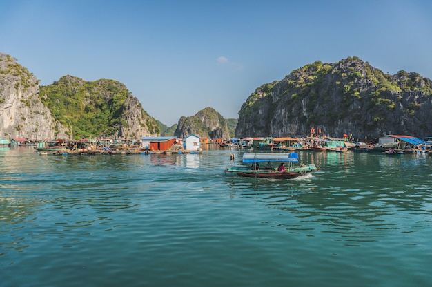 Flotante pueblo de pescadores en la bahía de Ha Long