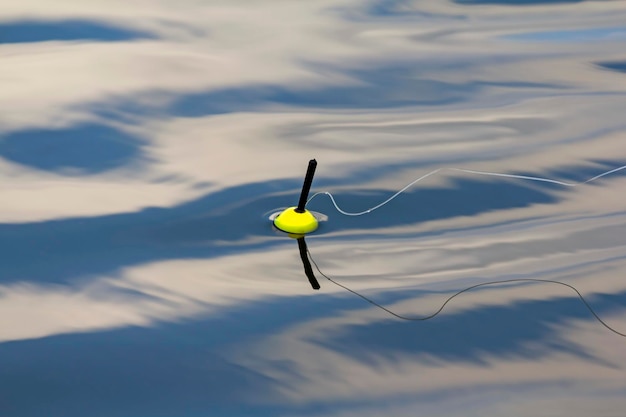 Flotar en la ola del río