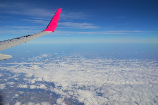 Foto flügel flugzeug im blauen himmel