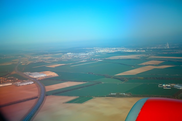 flügelflugzeugansicht des himmels / blauer himmel und flügel eines flugzeugs, blick aus der kabine eines flugzeugs, konzept des luftverkehrs