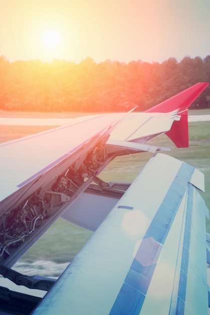 Flügelflugzeuge am Himmel bei Sonnenuntergang oder Sonnenaufgang