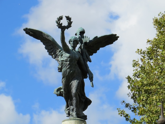 Flügelskulptur auf der dreibogigen Römerbrücke zu Ehren von Victor Emmanuel II
