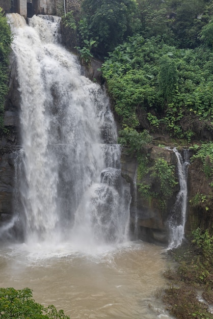 Flüsse und Wasserfälle auf dem Land