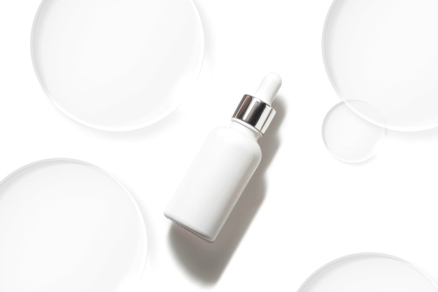 flüssige Aqua-Serum-Lotion Tropfer der Schönheit Kosmetik Hautpflege-Produkt-Branding auf weißem Hintergrund