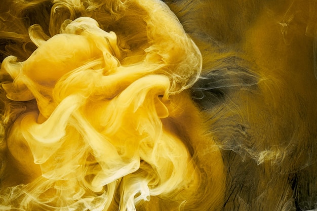 Flüssige flüssige Kunst abstrakter Hintergrund gelb tanzende Acrylfarben Unterwasserraum Rauchozean