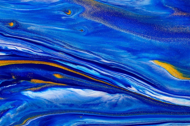 Flüssige Kunsttextur abstrakter Hintergrund mit wirbelndem Farbeffekt flüssiges Acrylbild mit schönen Mischfarben klassische blaue Farbe des Jahres blau goldene und weiße überlaufende Farben