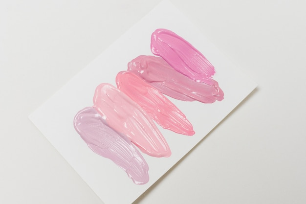 Foto flüssige lipgloss-striche auf papier