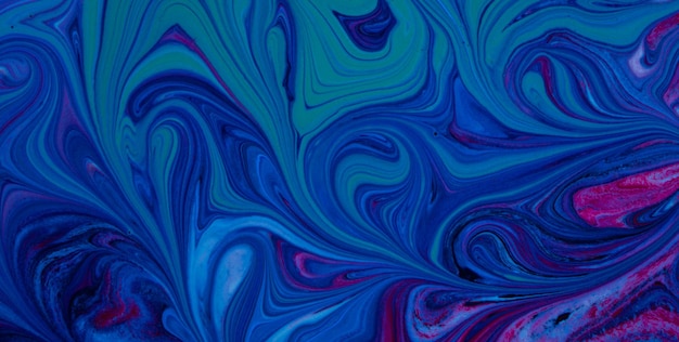 Flüssige Schönheit enthüllt die mysteriöse Anziehungskraft der flüssigen Kunst in Öl