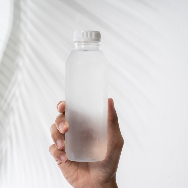 Flüssiges Produkt auf leerer Plastikbehälterflasche