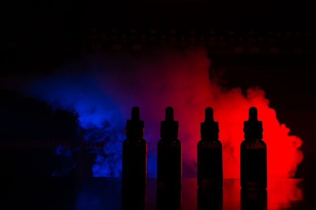 Flüssigkeit für elektronische Zigaretten mit einem Hintergrund einer farbigen Rauchwolke