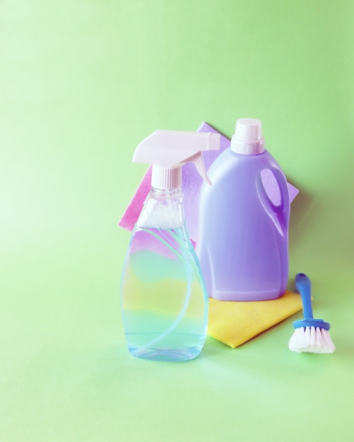 Flüssigwaschmittel in Plastikflaschen Hausreinigungsprodukte auf dem hellen Hintergrund des Tisches
